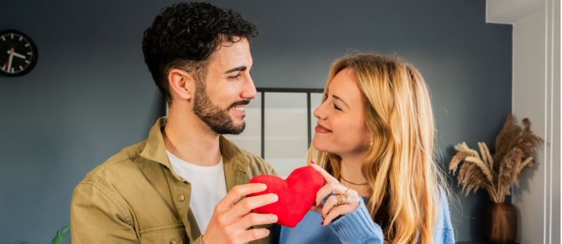 Byfriend and girlfriend looing at each other