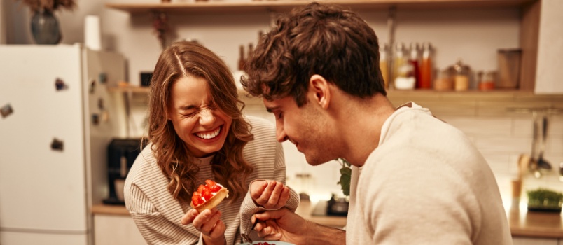 Young couple eating pizza