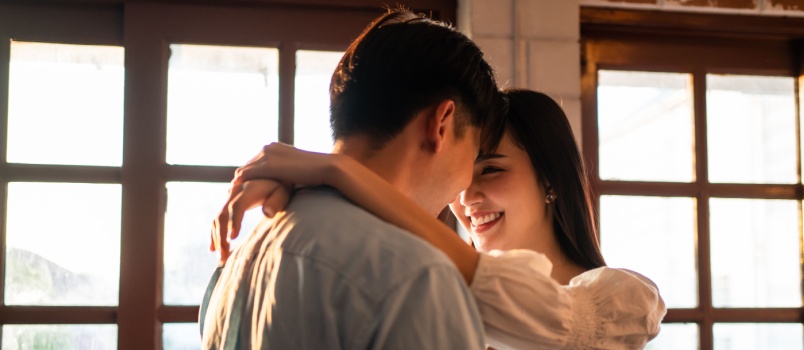 Jeune couple s'enlaçant