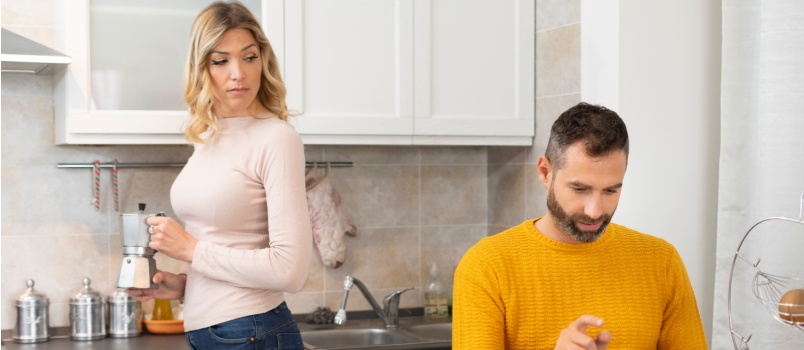 woman find her husband cheating