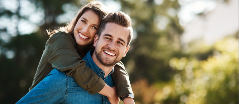 couple pigyback outdoor 