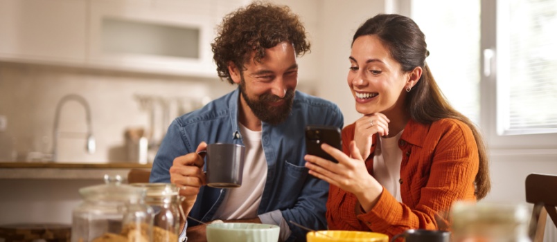 Couple hvaing coffee