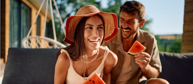 Couple sitting having watermallen