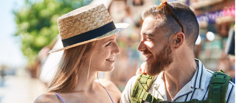 Young traveling couple 