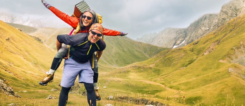 Young couple doing hikking 