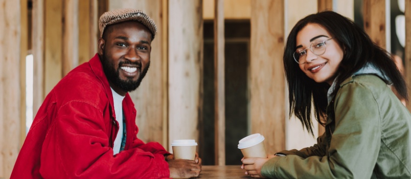 Jeune couple prenant un café ensemble