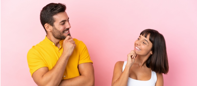 joven pareja amorosa mirándose