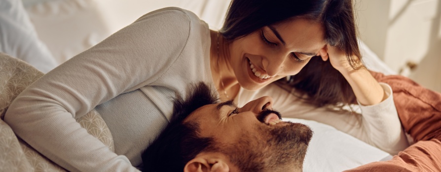 pareja mostrando amor