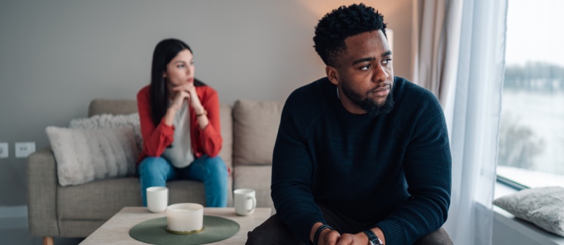 couple se sentant triste assis à part