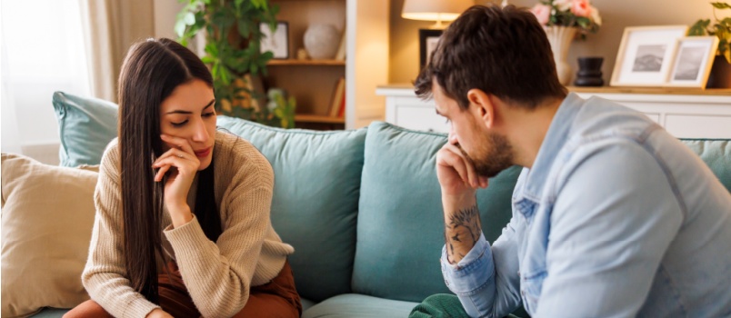 pareja joven estresada