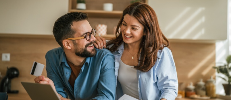 couple faisant des achats en ligne