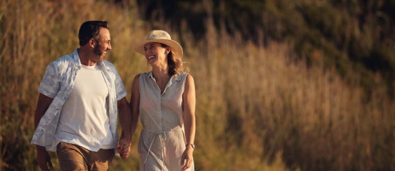 Pareja cogida de la mano
