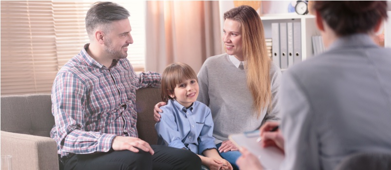 Famille heureuse ayant une séance de psychologie