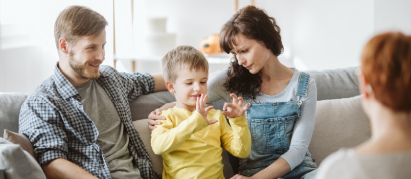Parents attentionnés et enfant qui se comporte mal pendant la thérapie