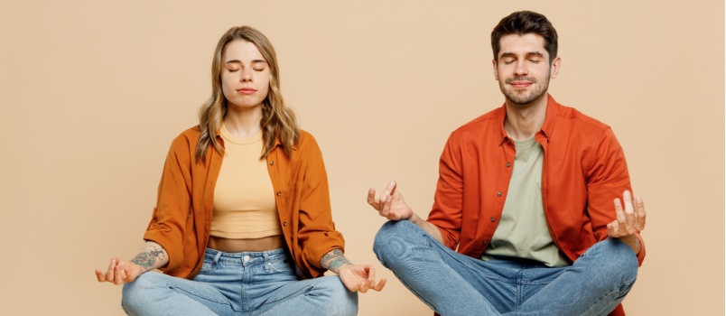 couple faisant de la méditation