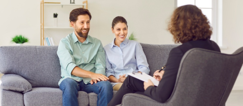 couple prenant une séance avec un thérapeute