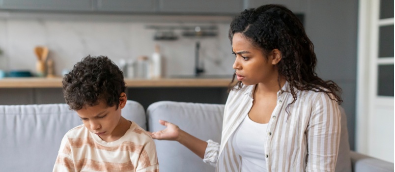 mère grondant son enfant