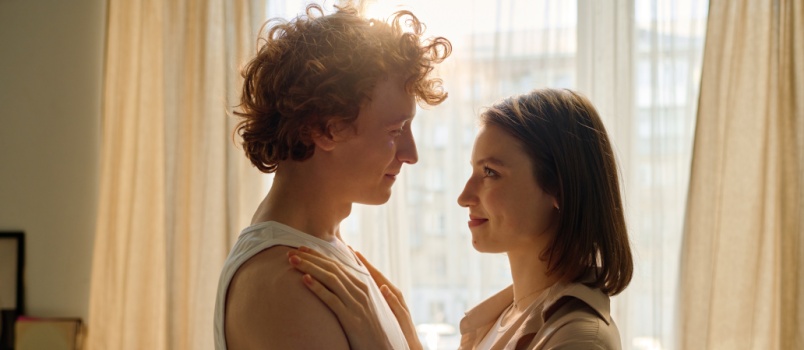 jeune couple amoureux se regardant
