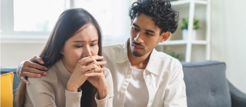 homme réconfortant une femme stressée