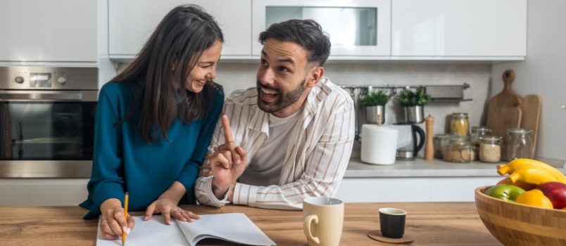 jeune couple debout, temps de qualité