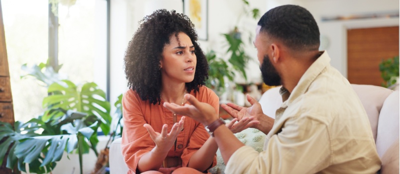 pareja discutiendo