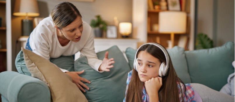 Adolescente se relaxant sur le canapé