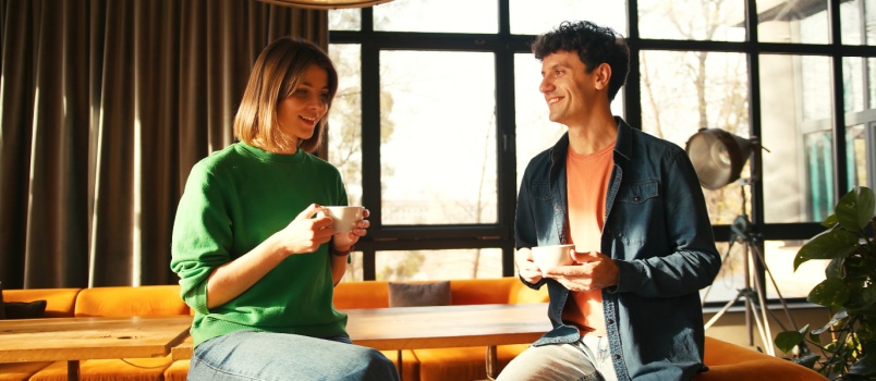 Couple prenant un café