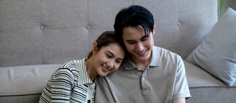 jeune couple partageant du temps de qualité
