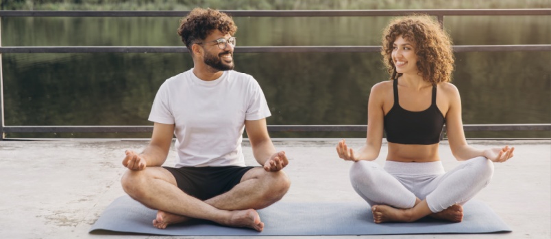 couple faisant de la méditation