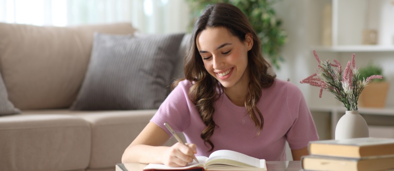 Femme écrivant un journal