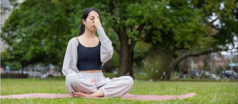 mujer haciendo meditación
