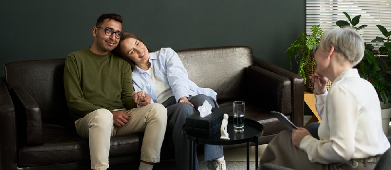 couple listening to theraphist