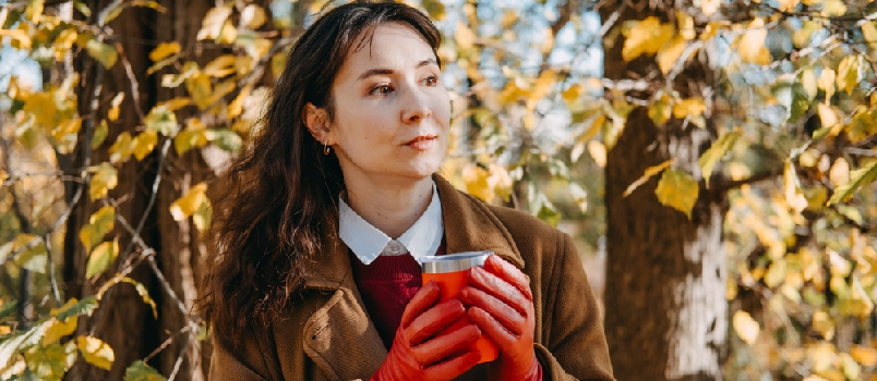 Woman standing outdoor holding beaverage