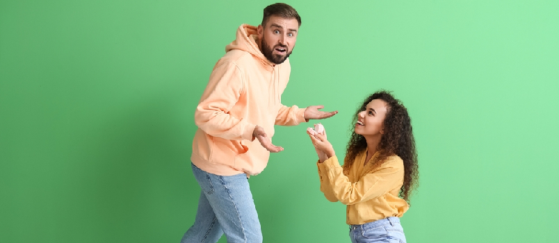 woman proposing man