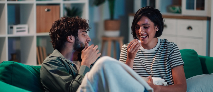 couple sharing popcorns