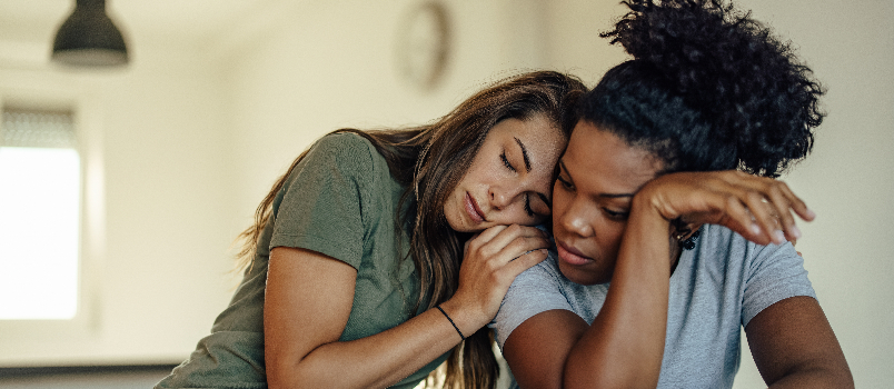 Deux femmes partageant le confort d'une maison